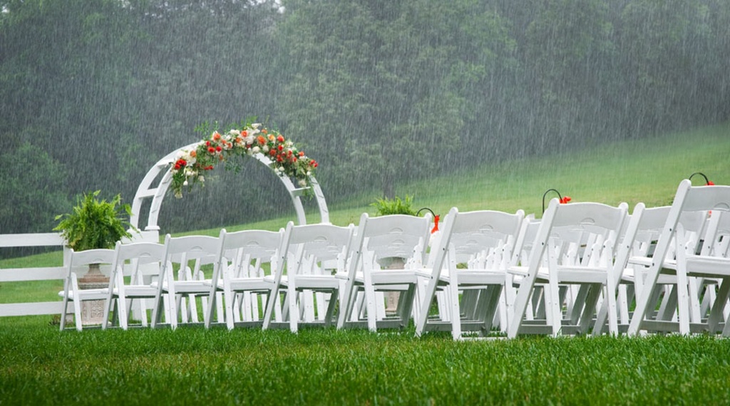 Минус выездной регистрации брака - дождь